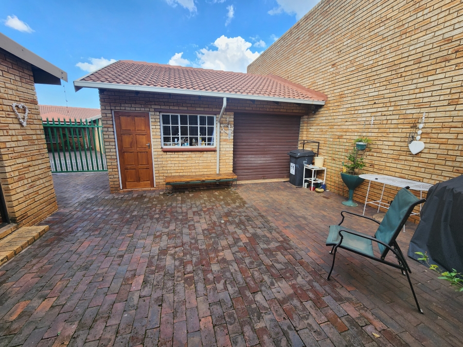 3 Bedroom Property for Sale in Noordheuwel Gauteng