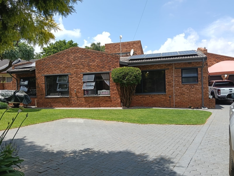 5 Bedroom Property for Sale in Greenhills Gauteng