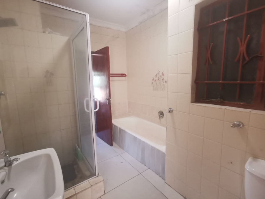 2 Bedroom Property for Sale in Fontainebleau Gauteng