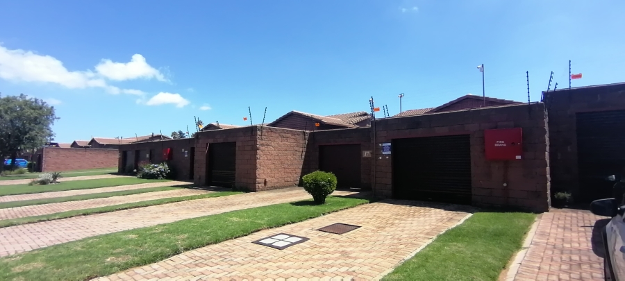 2 Bedroom Property for Sale in Wilro Park Gauteng