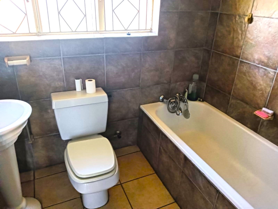 To Let 5 Bedroom Property for Rent in Birchleigh Gauteng