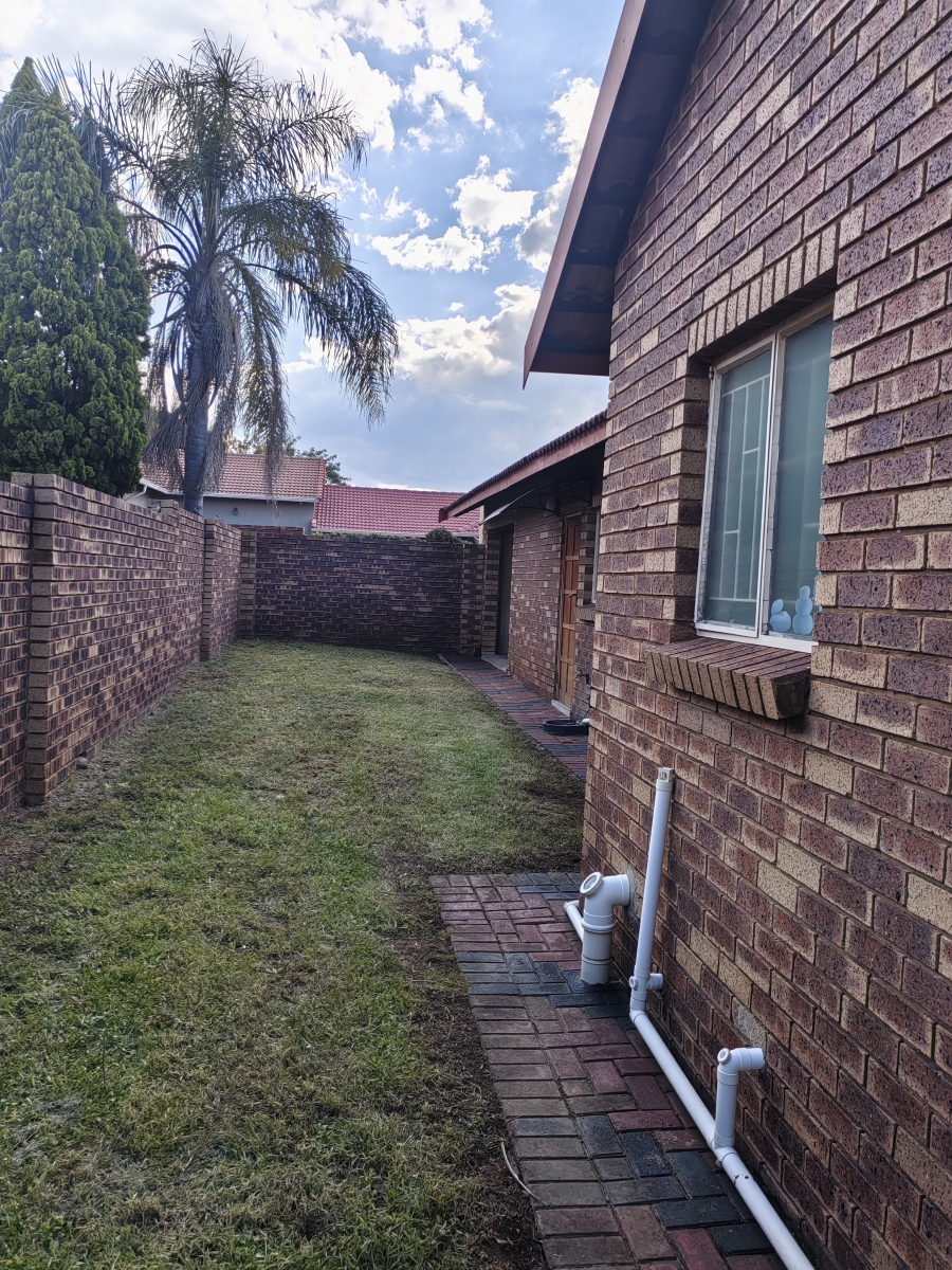 3 Bedroom Property for Sale in Thatchfield Cresent Gauteng