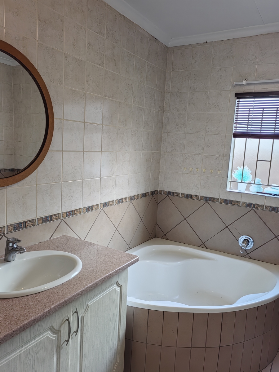 3 Bedroom Property for Sale in Thatchfield Cresent Gauteng