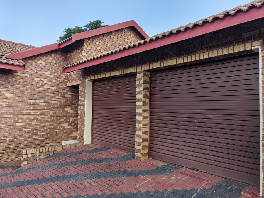 3 Bedroom Property for Sale in Thatchfield Cresent Gauteng