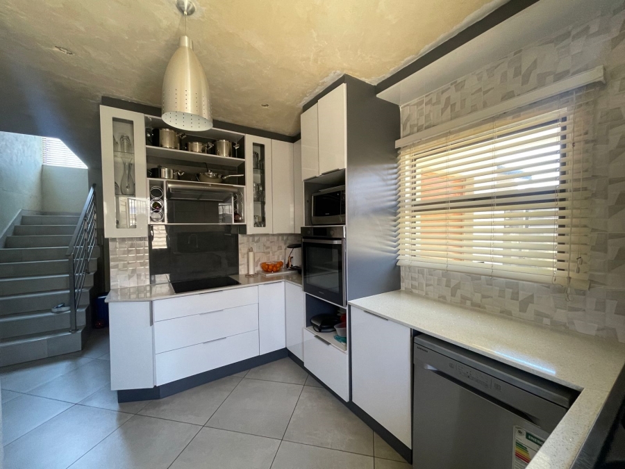 5 Bedroom Property for Sale in Olievenhoutbosch Gauteng