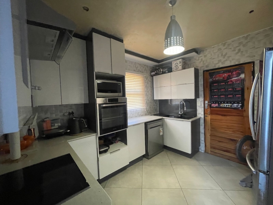 5 Bedroom Property for Sale in Olievenhoutbosch Gauteng