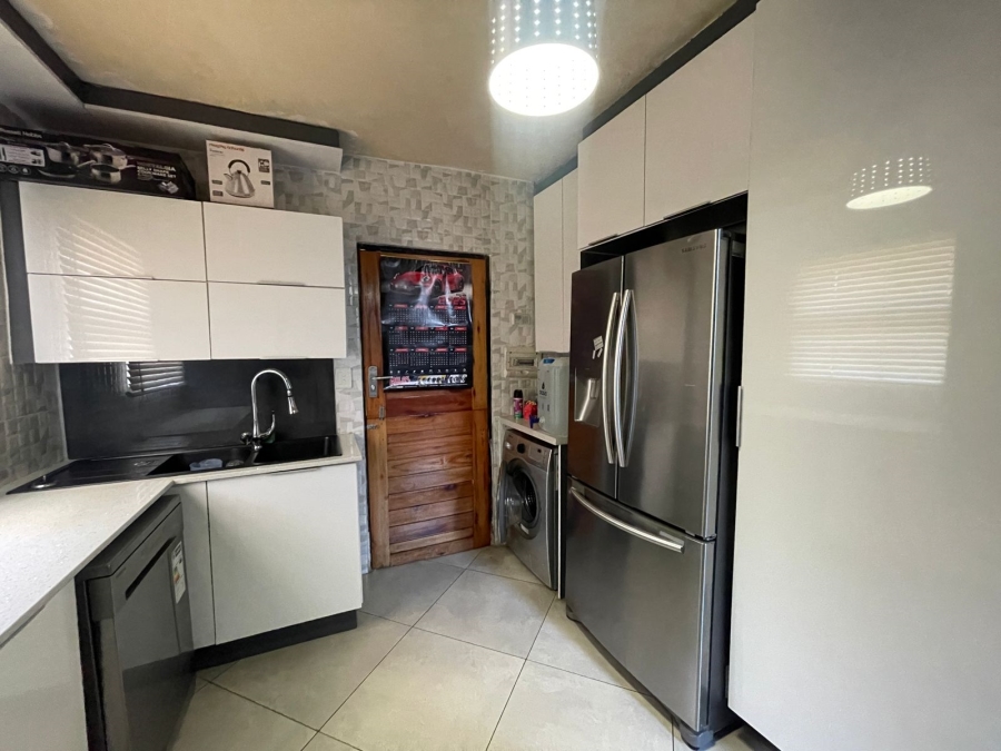 5 Bedroom Property for Sale in Olievenhoutbosch Gauteng