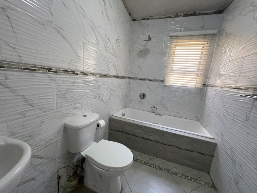 5 Bedroom Property for Sale in Olievenhoutbosch Gauteng