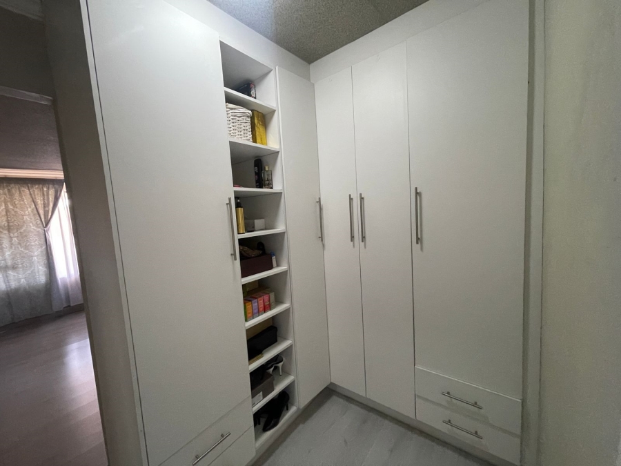 5 Bedroom Property for Sale in Olievenhoutbosch Gauteng