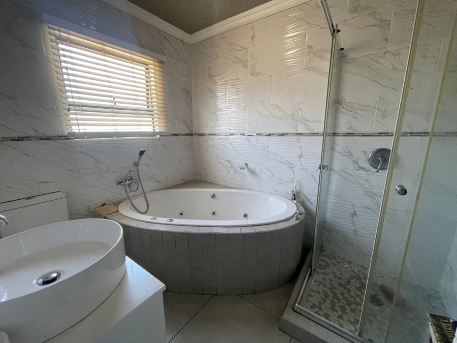 5 Bedroom Property for Sale in Olievenhoutbosch Gauteng