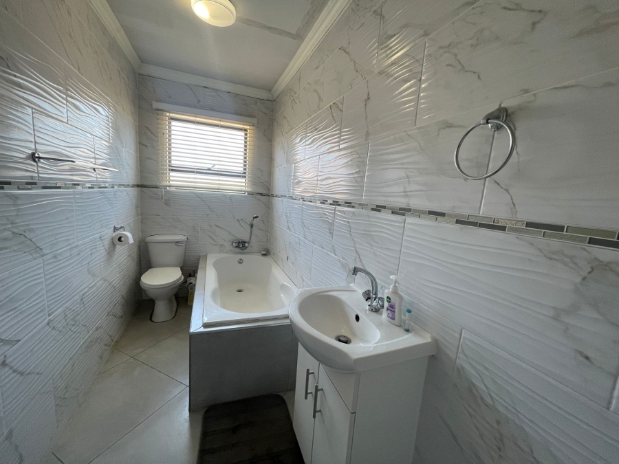 5 Bedroom Property for Sale in Olievenhoutbosch Gauteng