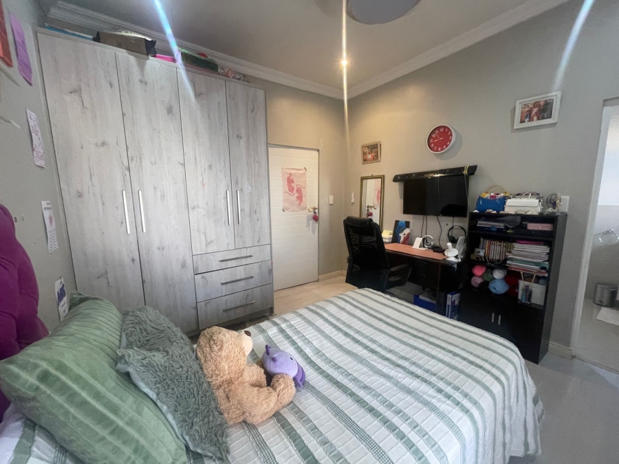 4 Bedroom Property for Sale in Thatchfield Hills Gauteng