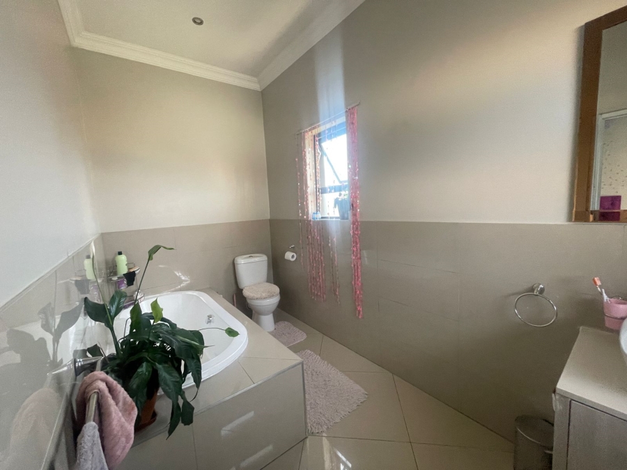 4 Bedroom Property for Sale in Thatchfield Hills Gauteng