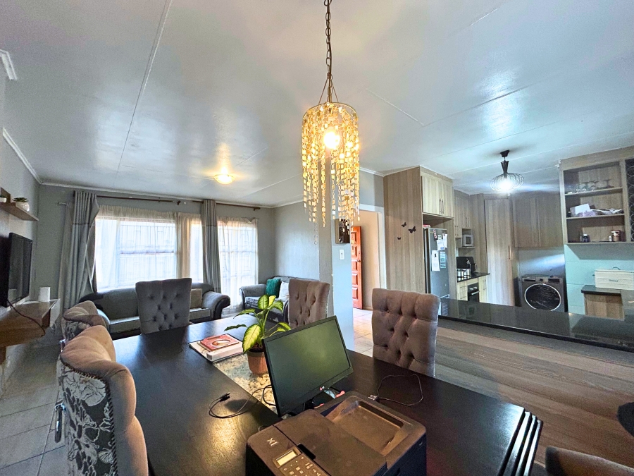 3 Bedroom Property for Sale in Die Hoewes Gauteng