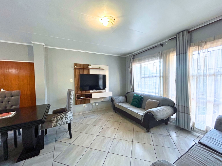 3 Bedroom Property for Sale in Die Hoewes Gauteng