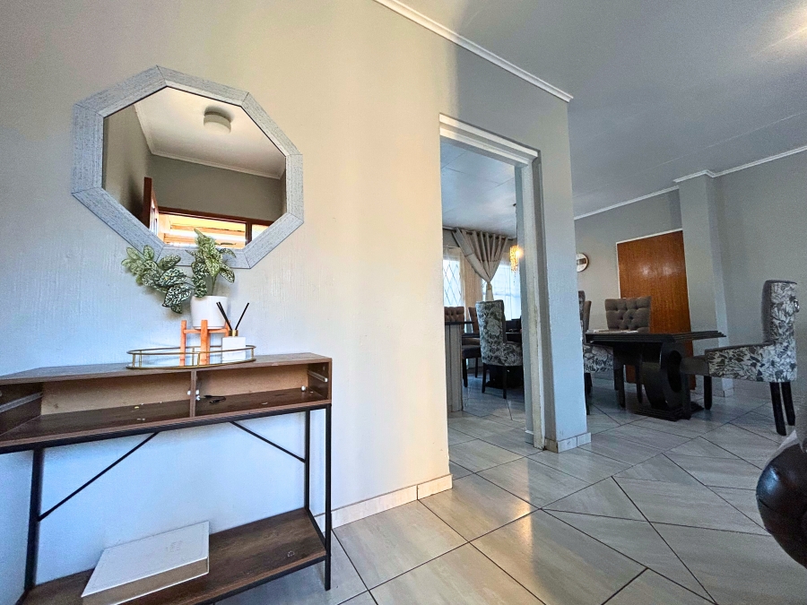 3 Bedroom Property for Sale in Die Hoewes Gauteng