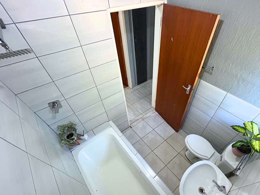 3 Bedroom Property for Sale in Die Hoewes Gauteng