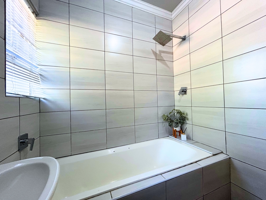 3 Bedroom Property for Sale in Die Hoewes Gauteng