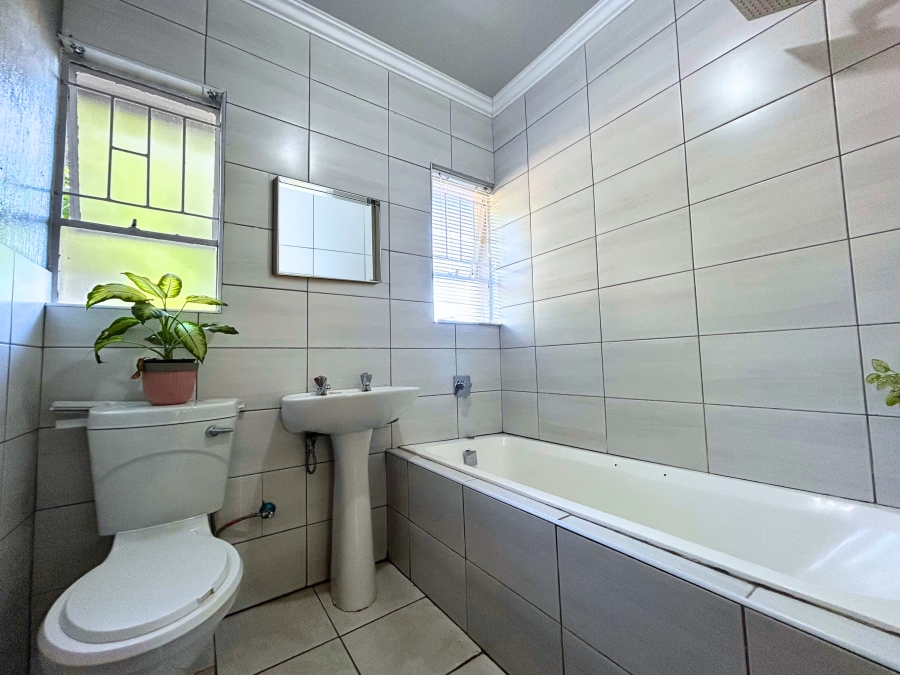 3 Bedroom Property for Sale in Die Hoewes Gauteng