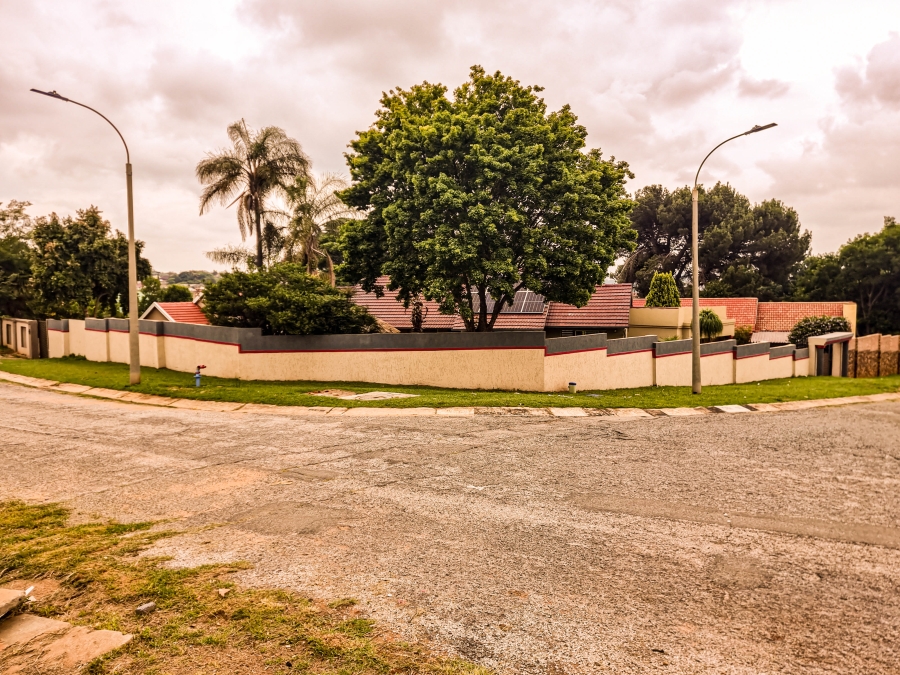 To Let 3 Bedroom Property for Rent in Lindhaven Gauteng