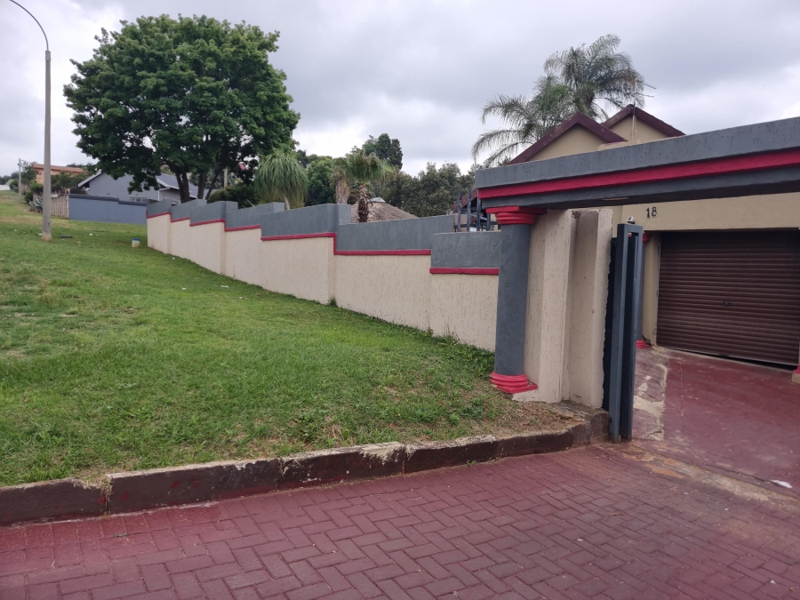 To Let 3 Bedroom Property for Rent in Lindhaven Gauteng