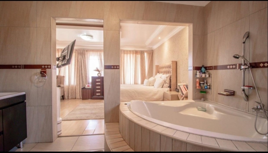 5 Bedroom Property for Sale in Magaliesberg Country Estate Gauteng