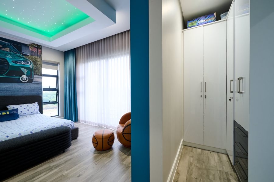 5 Bedroom Property for Sale in Waterfall Country Estate Gauteng