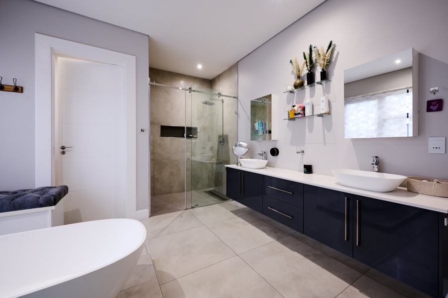 5 Bedroom Property for Sale in Waterfall Country Estate Gauteng