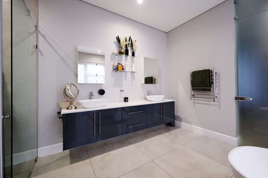 5 Bedroom Property for Sale in Waterfall Country Estate Gauteng