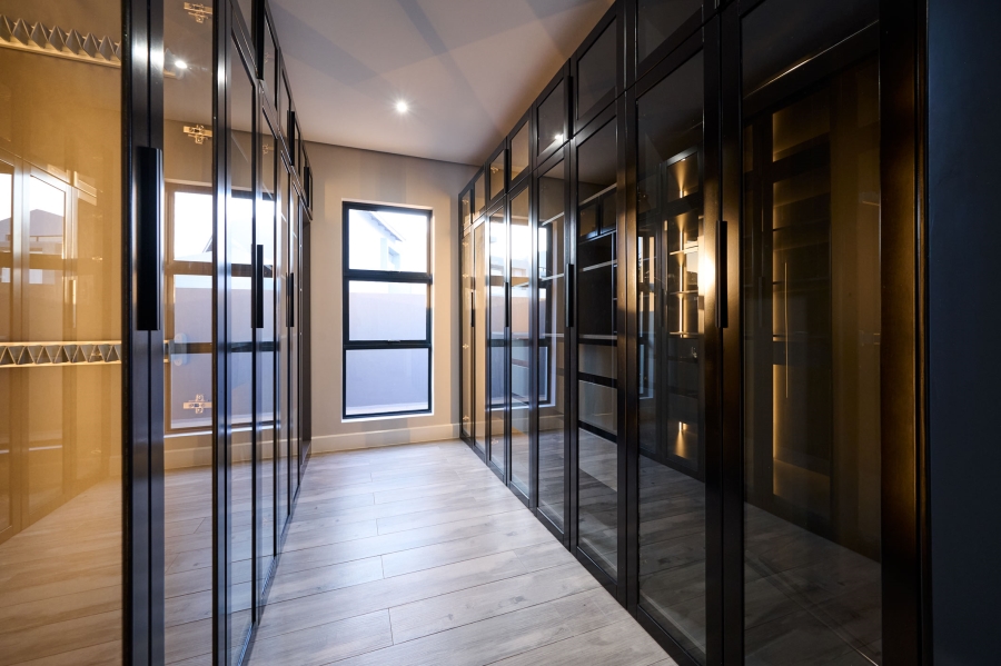 5 Bedroom Property for Sale in Waterfall Country Estate Gauteng