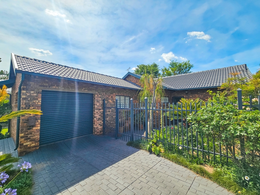 To Let 2 Bedroom Property for Rent in Garsfontein Gauteng