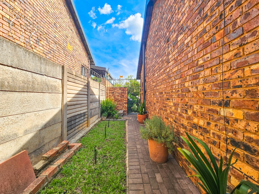 To Let 2 Bedroom Property for Rent in Garsfontein Gauteng