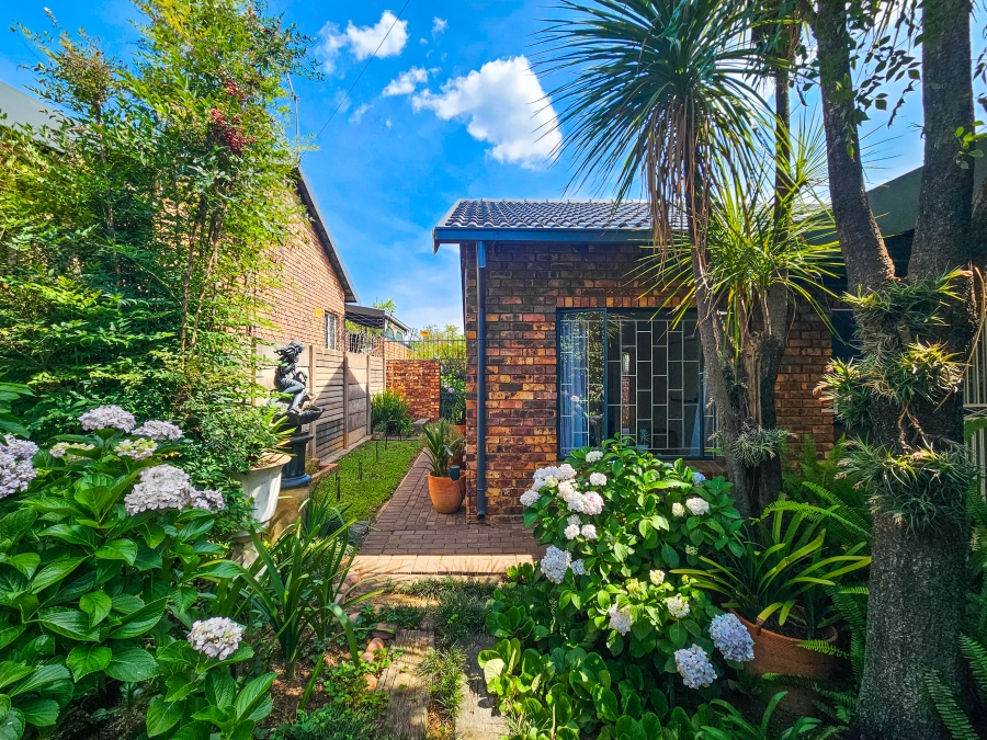 To Let 2 Bedroom Property for Rent in Garsfontein Gauteng