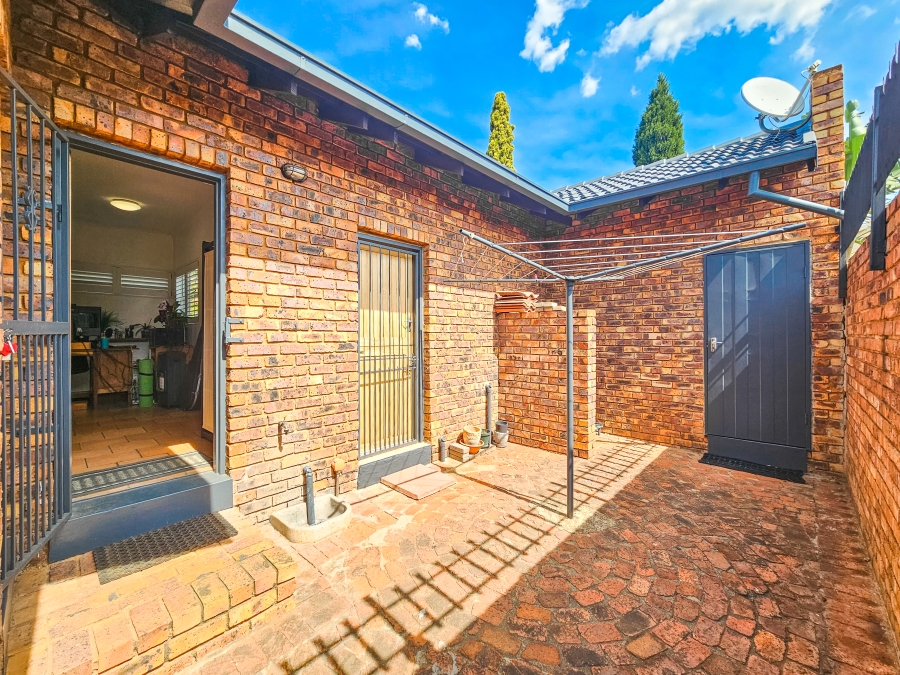 To Let 2 Bedroom Property for Rent in Garsfontein Gauteng