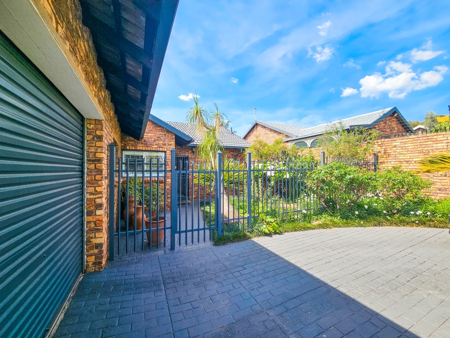 To Let 2 Bedroom Property for Rent in Garsfontein Gauteng