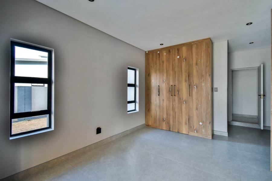 5 Bedroom Property for Sale in Six Fountains Estate Gauteng