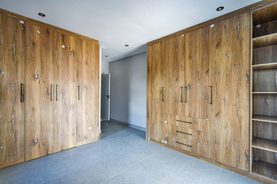 5 Bedroom Property for Sale in Six Fountains Estate Gauteng