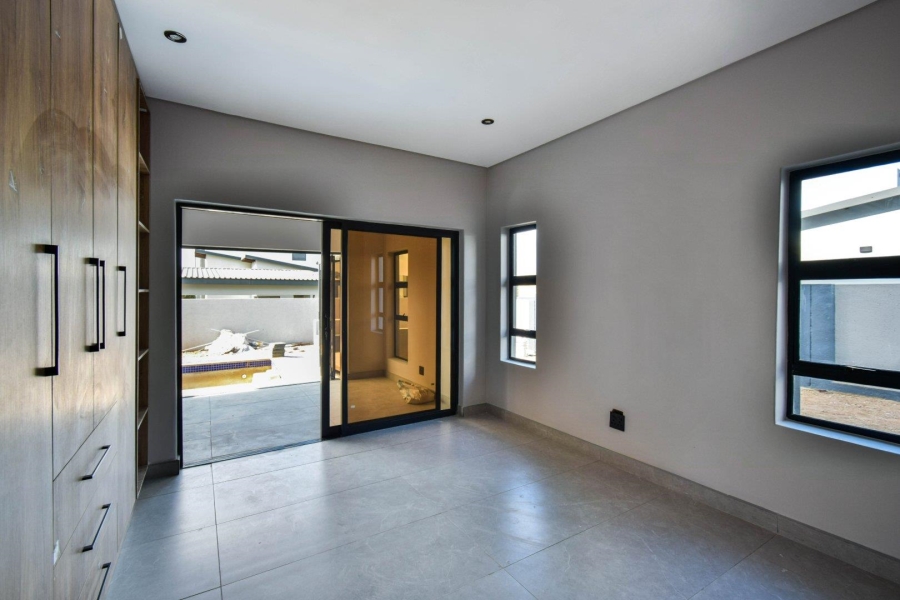 5 Bedroom Property for Sale in Six Fountains Estate Gauteng