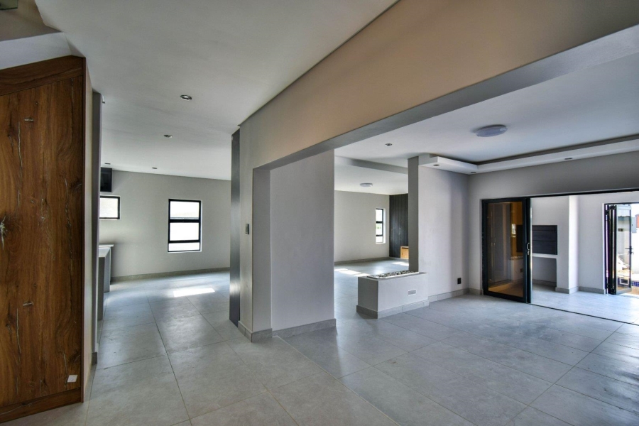 5 Bedroom Property for Sale in Six Fountains Estate Gauteng