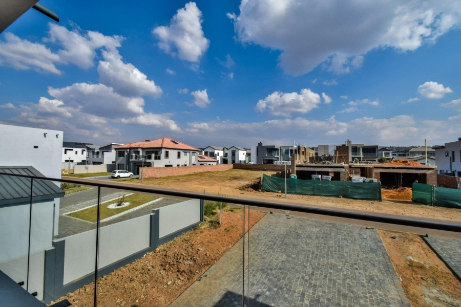 5 Bedroom Property for Sale in Six Fountains Estate Gauteng