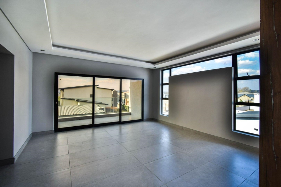 5 Bedroom Property for Sale in Six Fountains Estate Gauteng