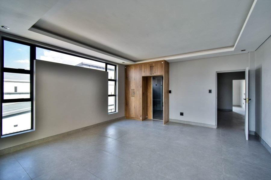 5 Bedroom Property for Sale in Six Fountains Estate Gauteng