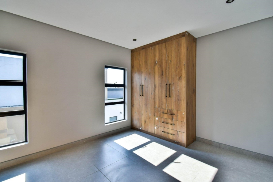 5 Bedroom Property for Sale in Six Fountains Estate Gauteng