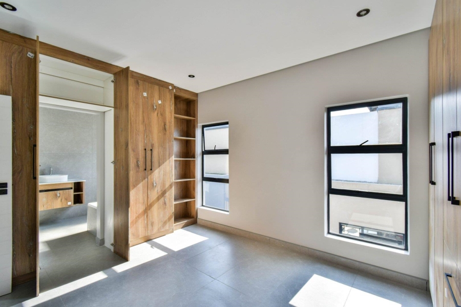 5 Bedroom Property for Sale in Six Fountains Estate Gauteng