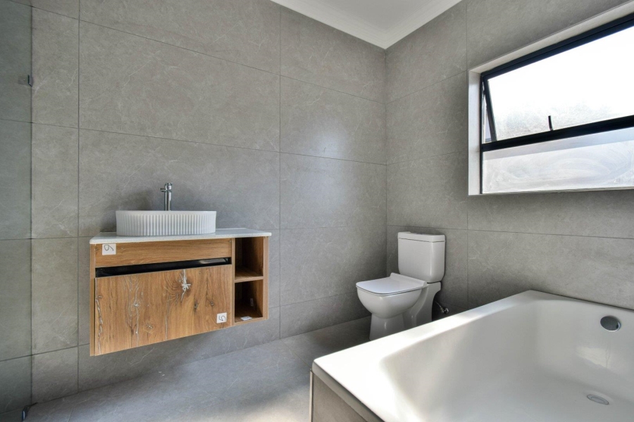 5 Bedroom Property for Sale in Six Fountains Estate Gauteng