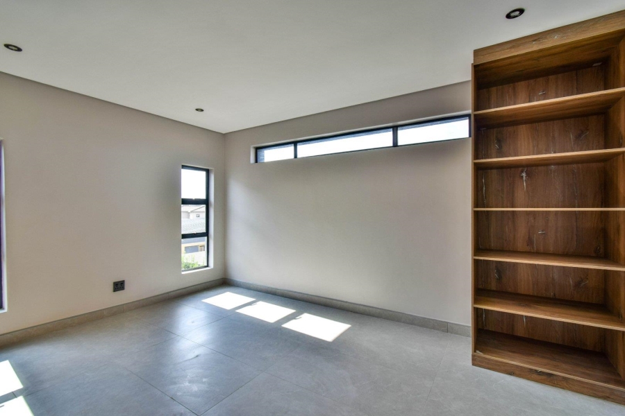 5 Bedroom Property for Sale in Six Fountains Estate Gauteng