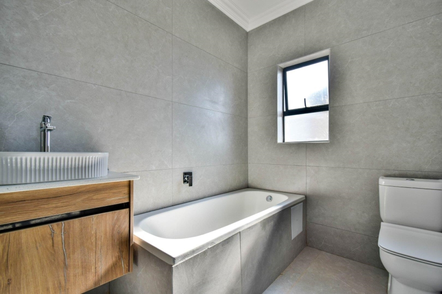 5 Bedroom Property for Sale in Six Fountains Estate Gauteng