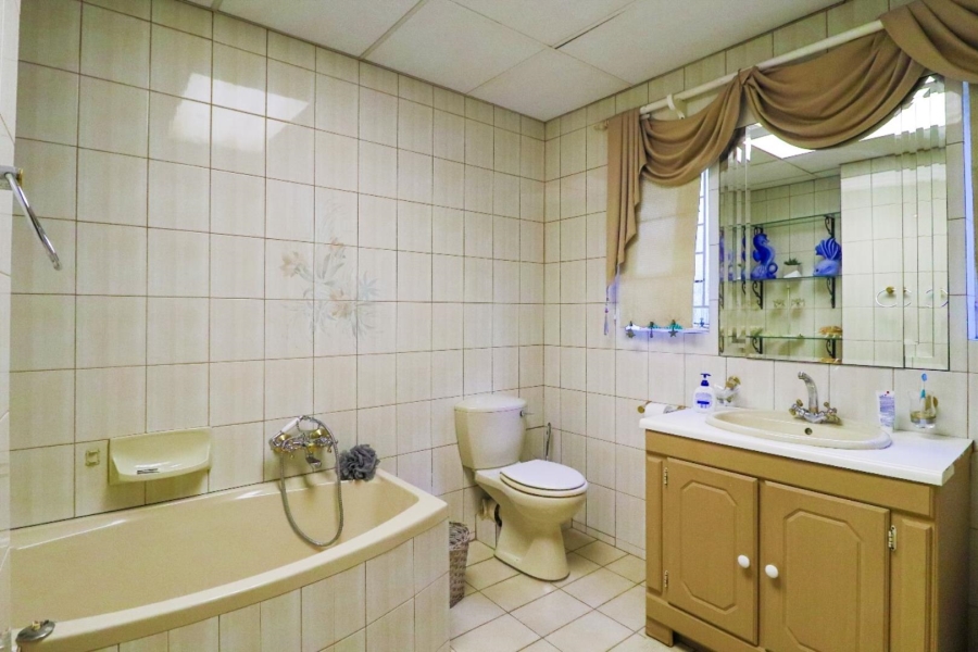 5 Bedroom Property for Sale in Magalieskruin Gauteng