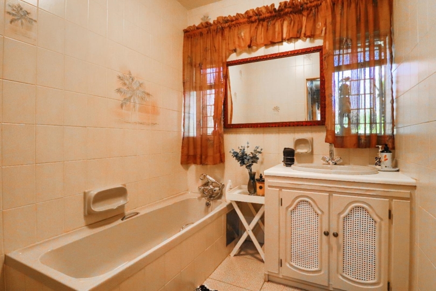 5 Bedroom Property for Sale in Magalieskruin Gauteng