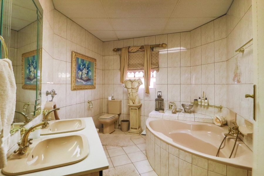 5 Bedroom Property for Sale in Magalieskruin Gauteng